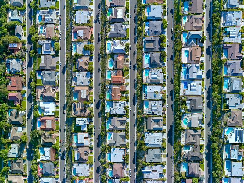 Illustration for article titled These Colorful Patterns Are Famous LA and NYC Neighborhoods From Above